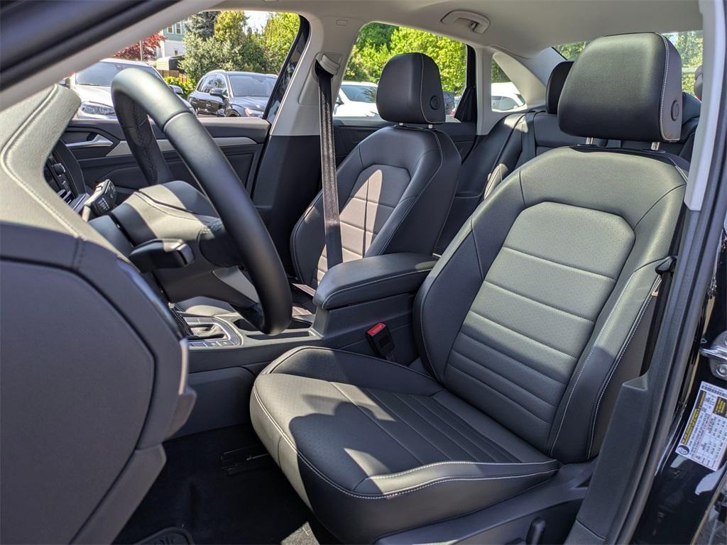 2023 Deep Black Pearl Effect Volkswagen Jetta