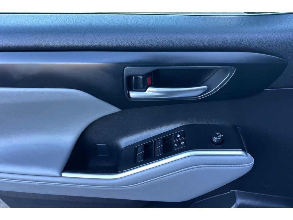 used 2023 Toyota Highlander car, priced at $34,816