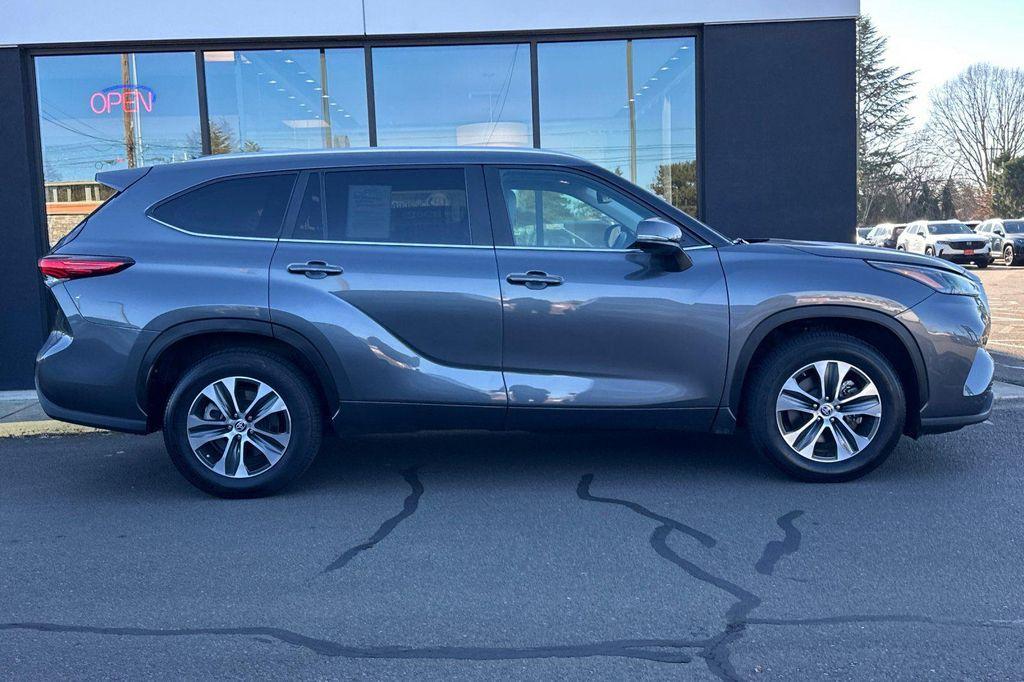 used 2023 Toyota Highlander car, priced at $34,999