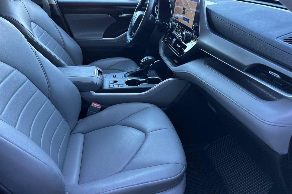 used 2023 Toyota Highlander car, priced at $34,999
