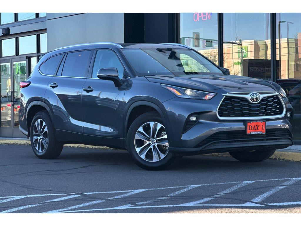 used 2023 Toyota Highlander car, priced at $34,816