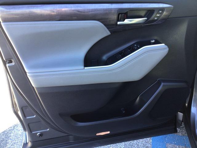 used 2021 Toyota Highlander car, priced at $33,495