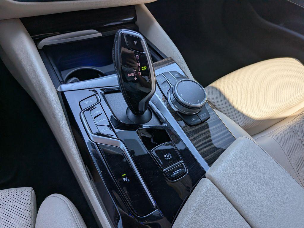BMW 5 Series view 21