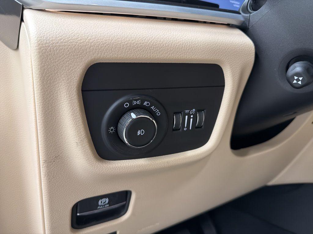 new 2026 Jeep Grand Cherokee car, priced at $51,430