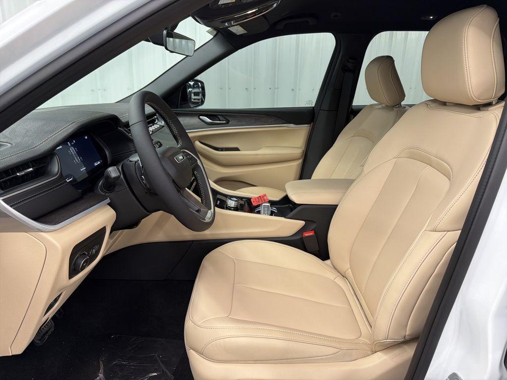 new 2025 Jeep Grand Cherokee car