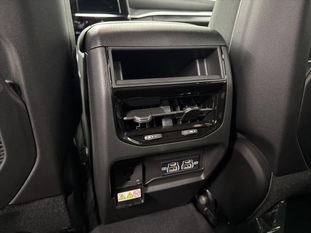 new 2025 Jeep Grand Cherokee car, priced at $43,101