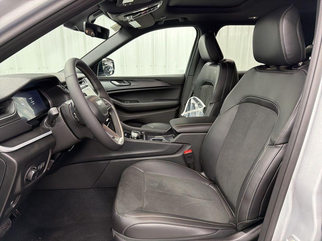 new 2025 Jeep Grand Cherokee car, priced at $43,101