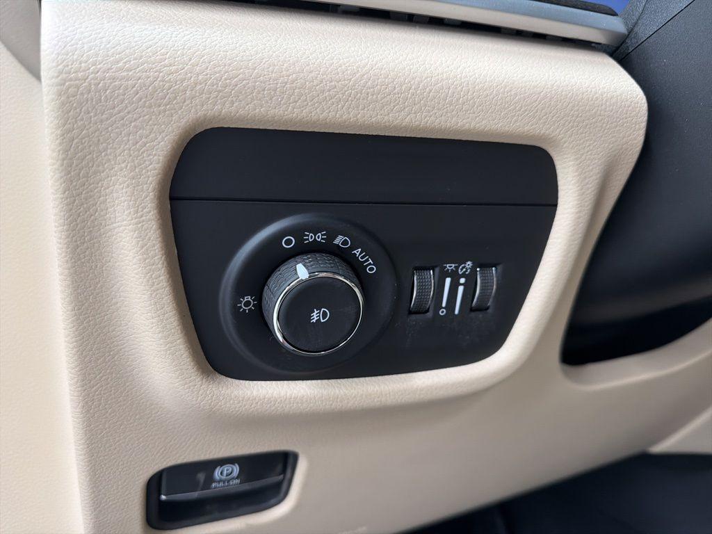 new 2026 Jeep Grand Cherokee car, priced at $49,910