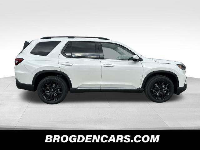 new 2025 Honda Pilot car, priced at $52,700