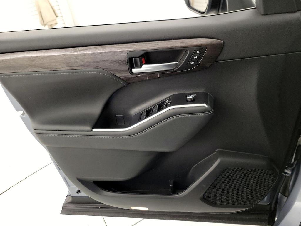 used 2023 Toyota Highlander Hybrid car, priced at $46,998
