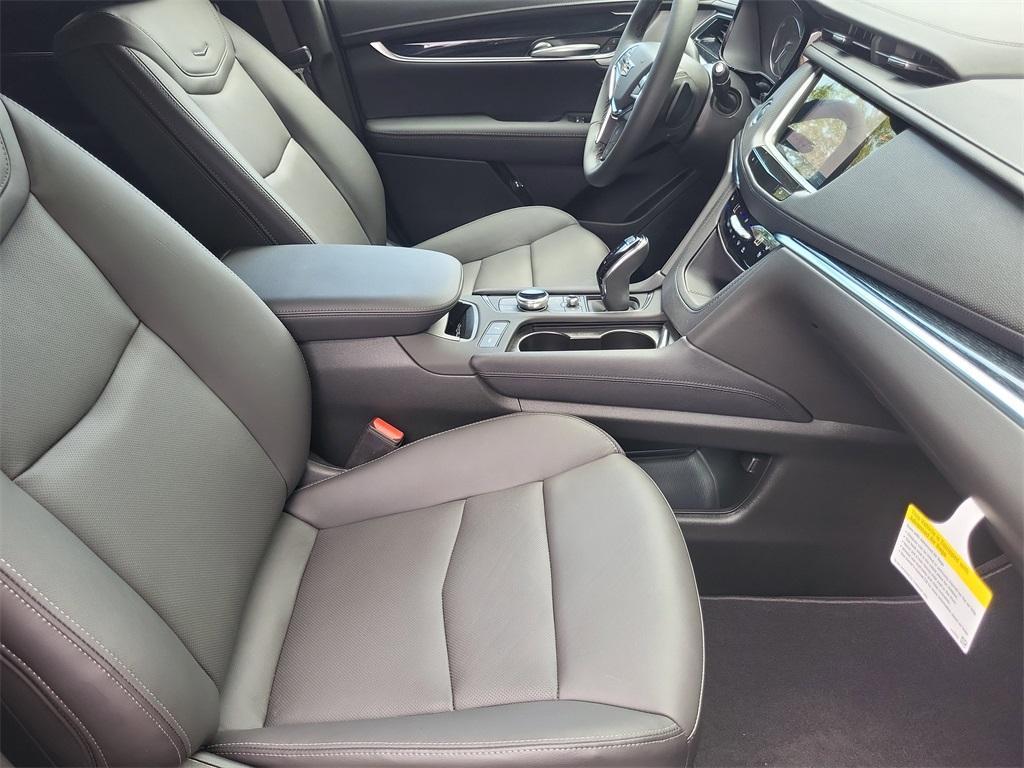 new 2025 Cadillac XT5 car, priced at $50,455