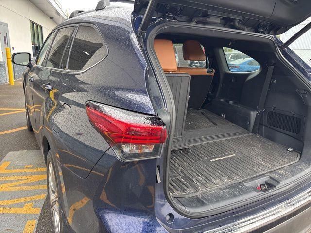 used 2022 Toyota Highlander car, priced at $35,989