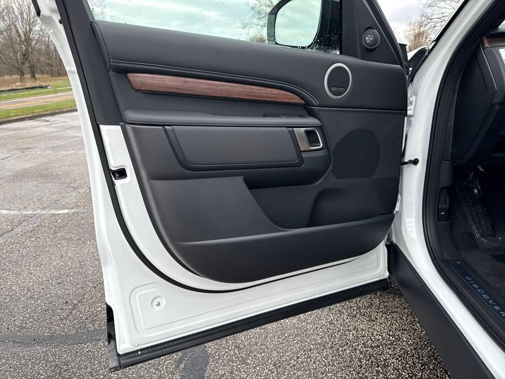 new 2025 Land Rover Discovery car, priced at $73,168