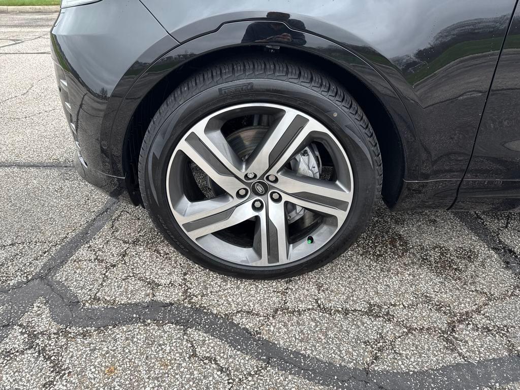 new 2024 Land Rover Discovery car, priced at $59,558