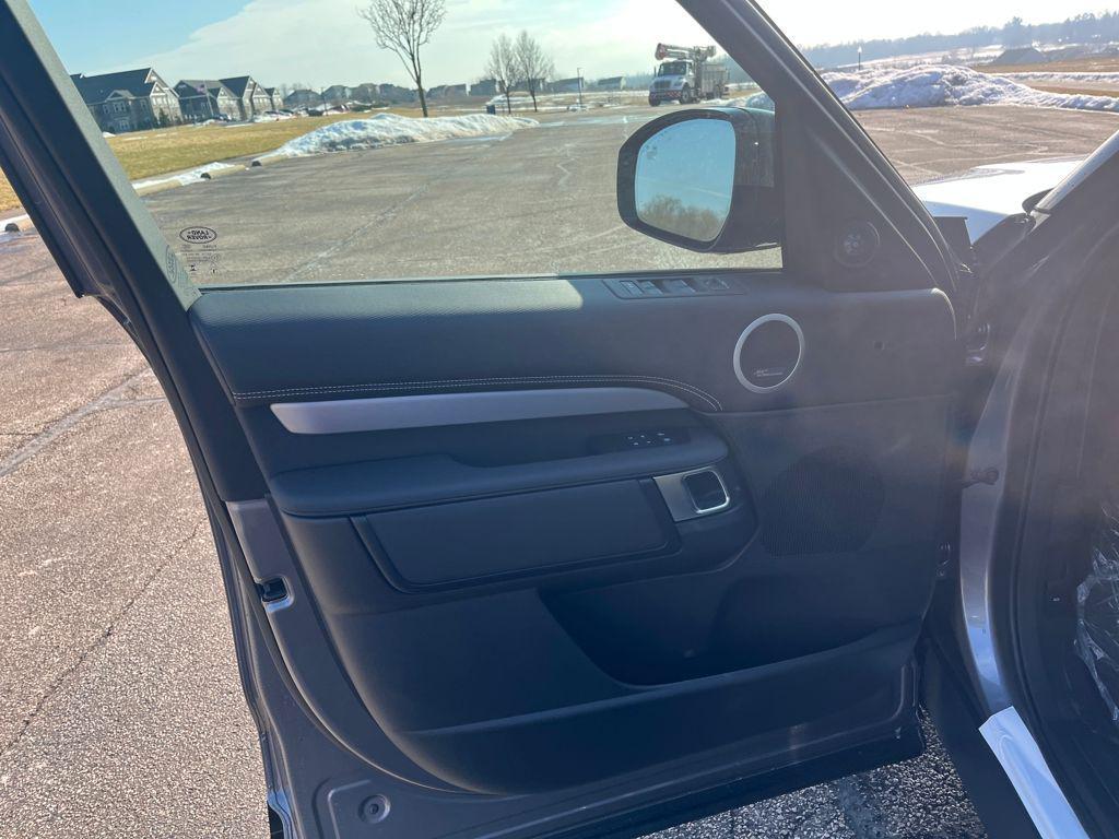 new 2026 Land Rover Discovery car, priced at $79,326