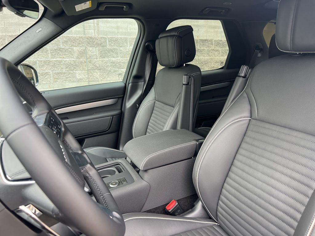 new 2024 Land Rover Discovery car, priced at $73,668