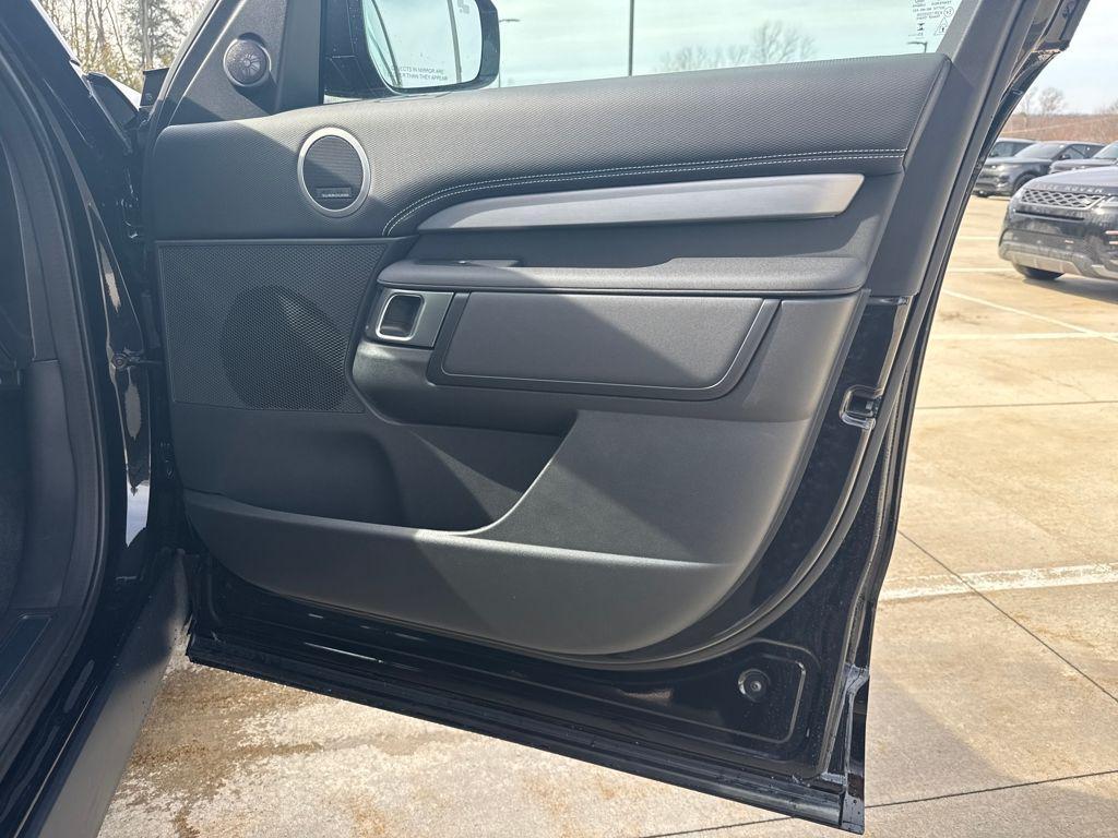 new 2026 Land Rover Discovery car, priced at $77,626