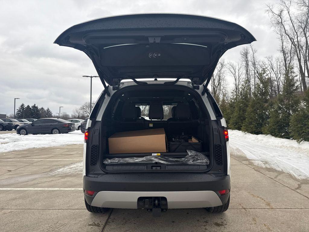 new 2026 Land Rover Discovery car, priced at $66,881