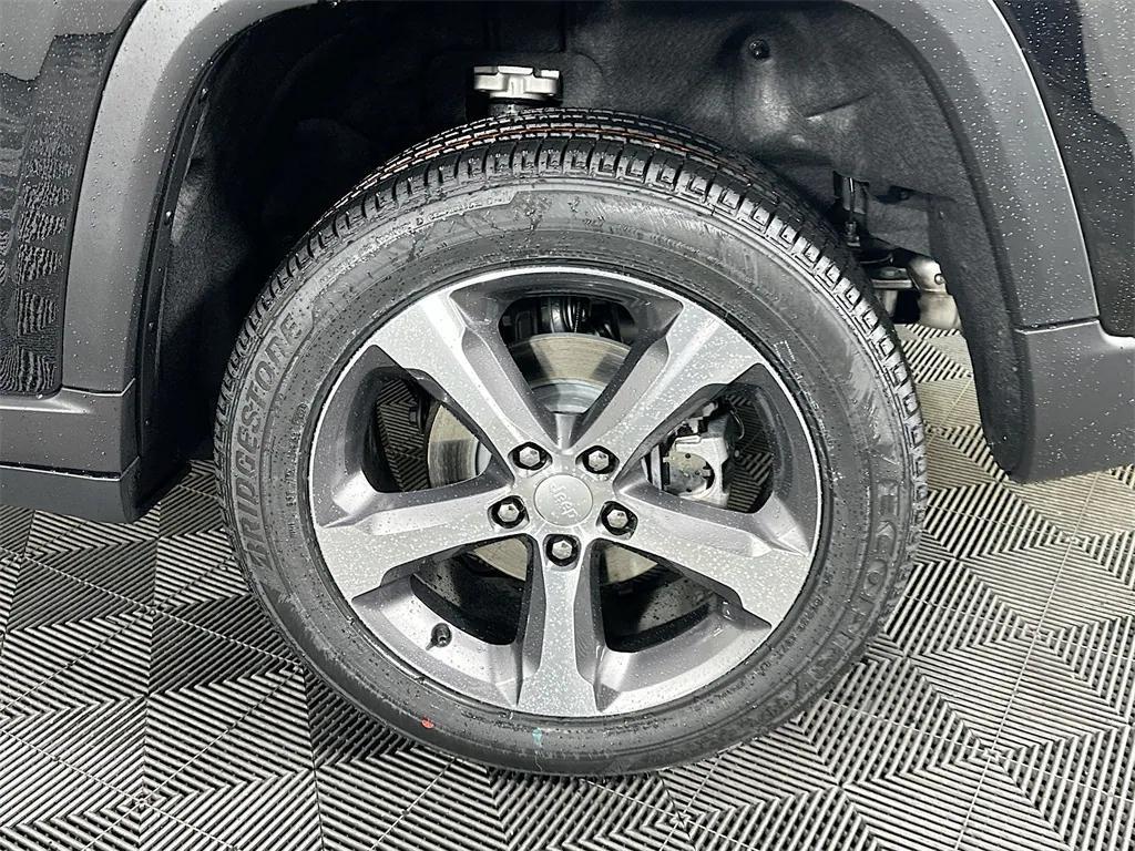 new 2025 Jeep Grand Cherokee car, priced at $41,907