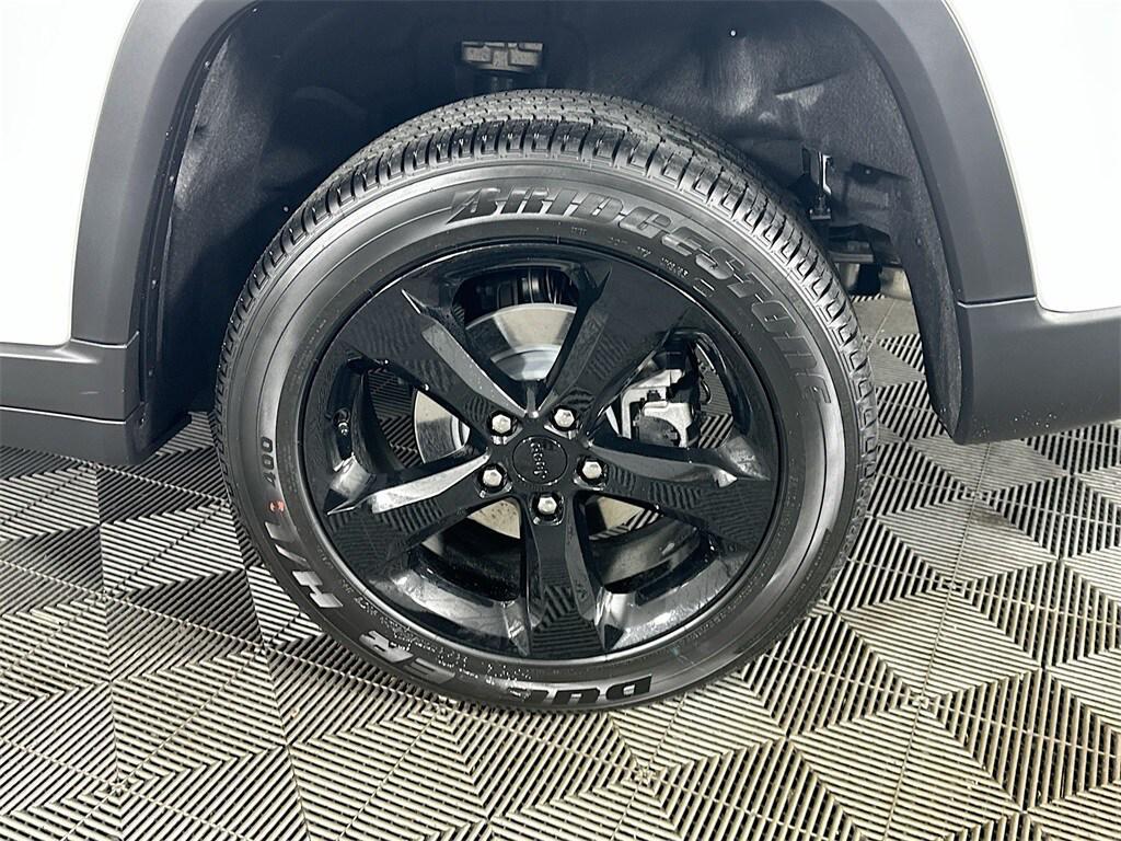 new 2025 Jeep Grand Cherokee car, priced at $40,690