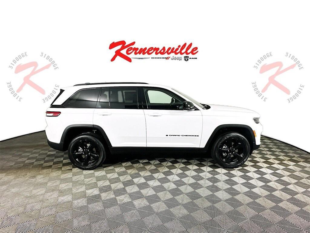new 2025 Jeep Grand Cherokee car, priced at $40,690