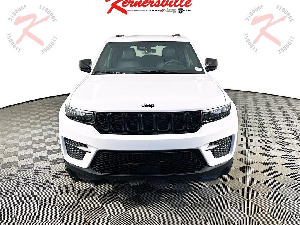 new 2025 Jeep Grand Cherokee car, priced at $40,690