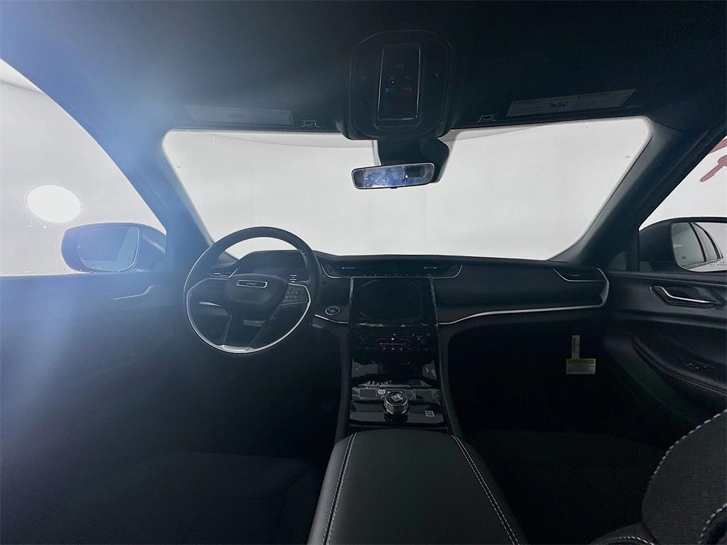 new 2025 Jeep Grand Cherokee car, priced at $33,558