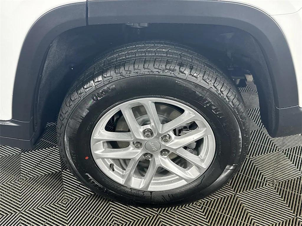 new 2025 Jeep Grand Cherokee car, priced at $33,558