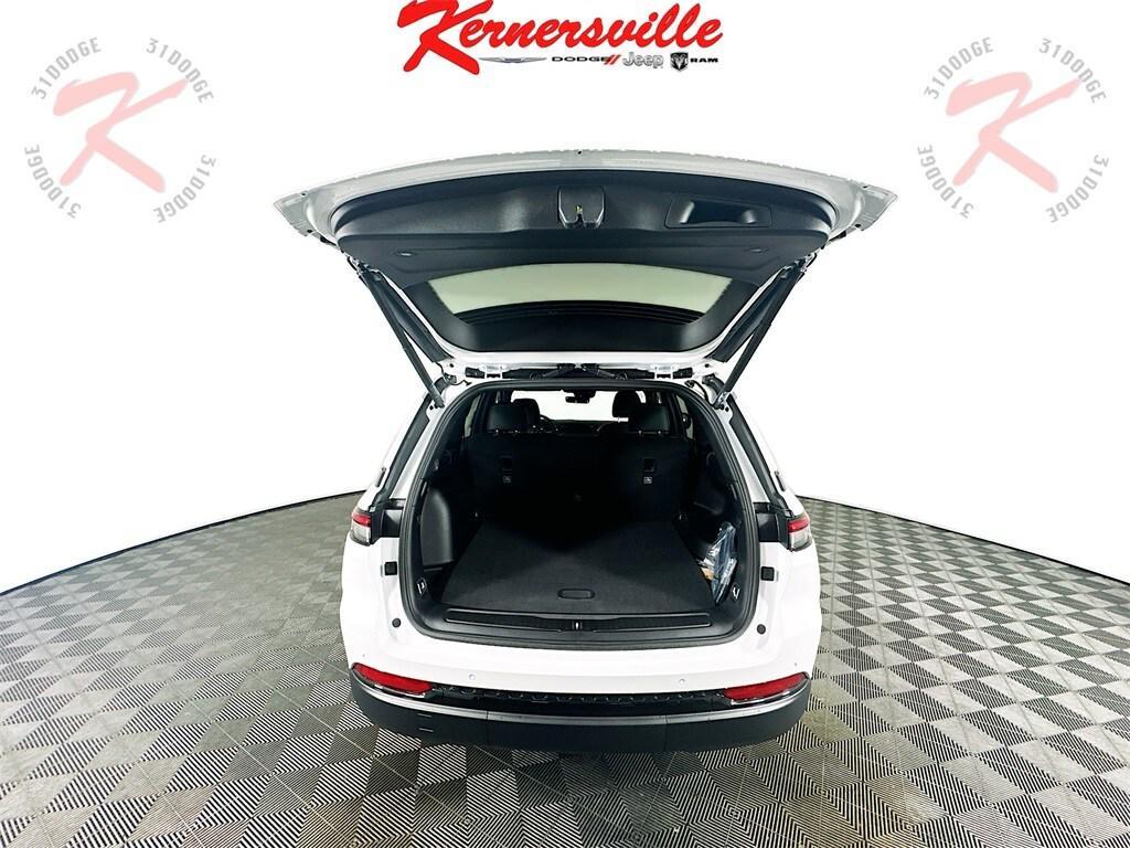 new 2025 Jeep Grand Cherokee car, priced at $40,690