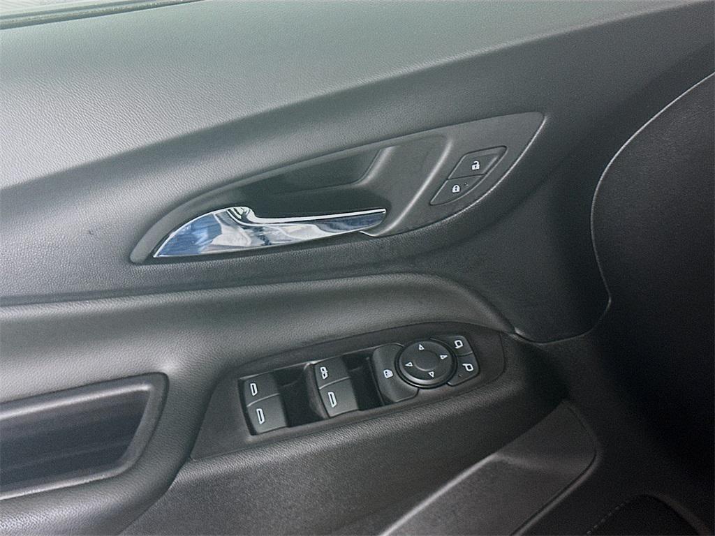 2022 Silver Ice Metallic Chevrolet Equinox