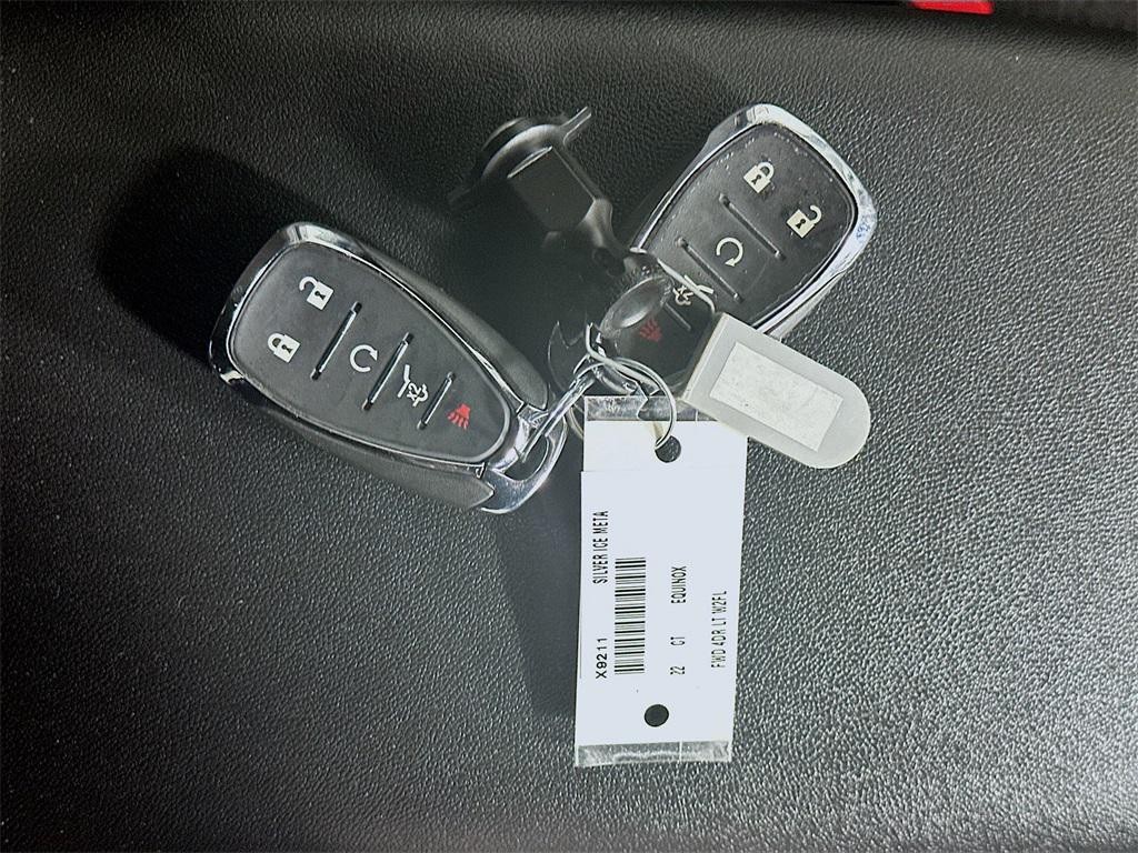 2022 Silver Ice Metallic Chevrolet Equinox