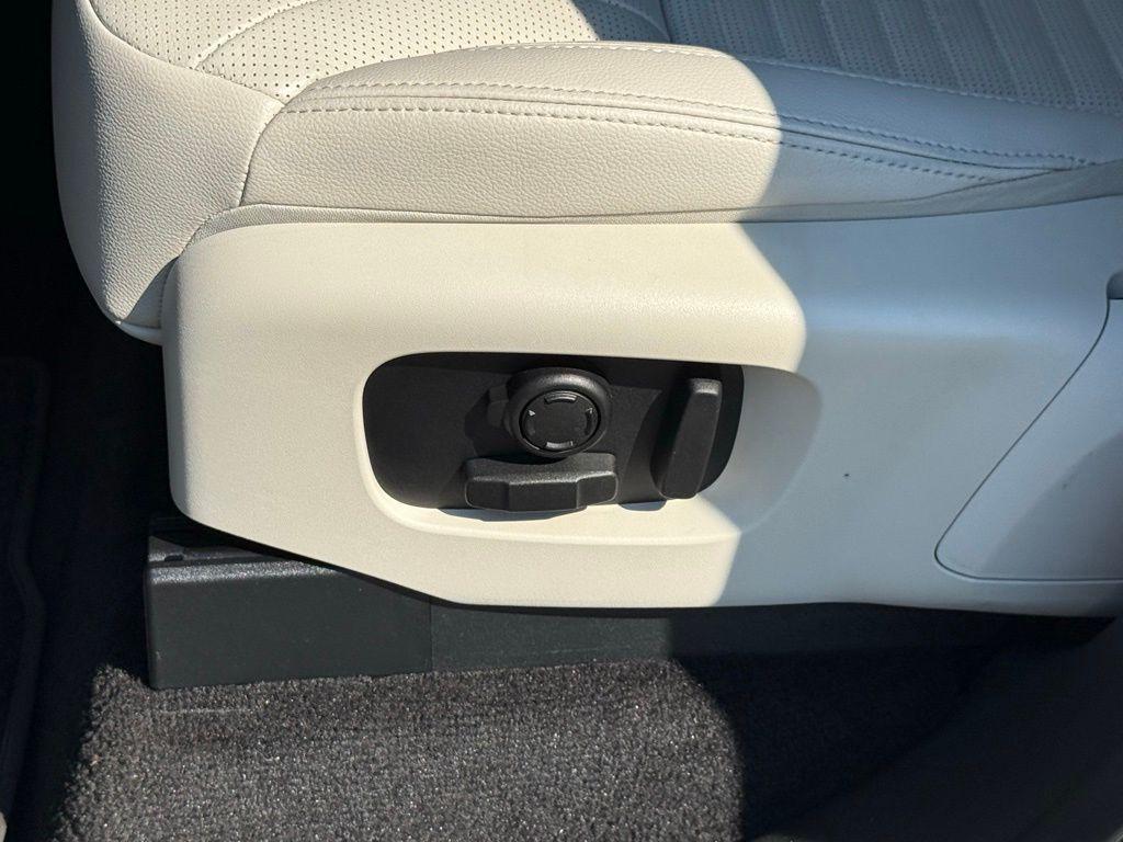 used 2024 Land Rover Discovery car, priced at $39,323