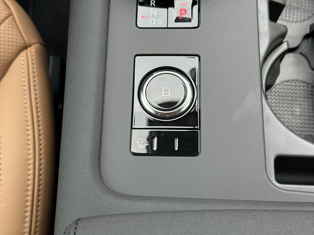 new 2026 Land Rover Discovery car, priced at $79,661