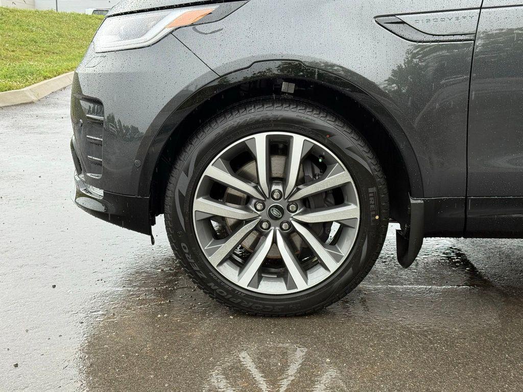 new 2026 Land Rover Discovery car, priced at $79,661