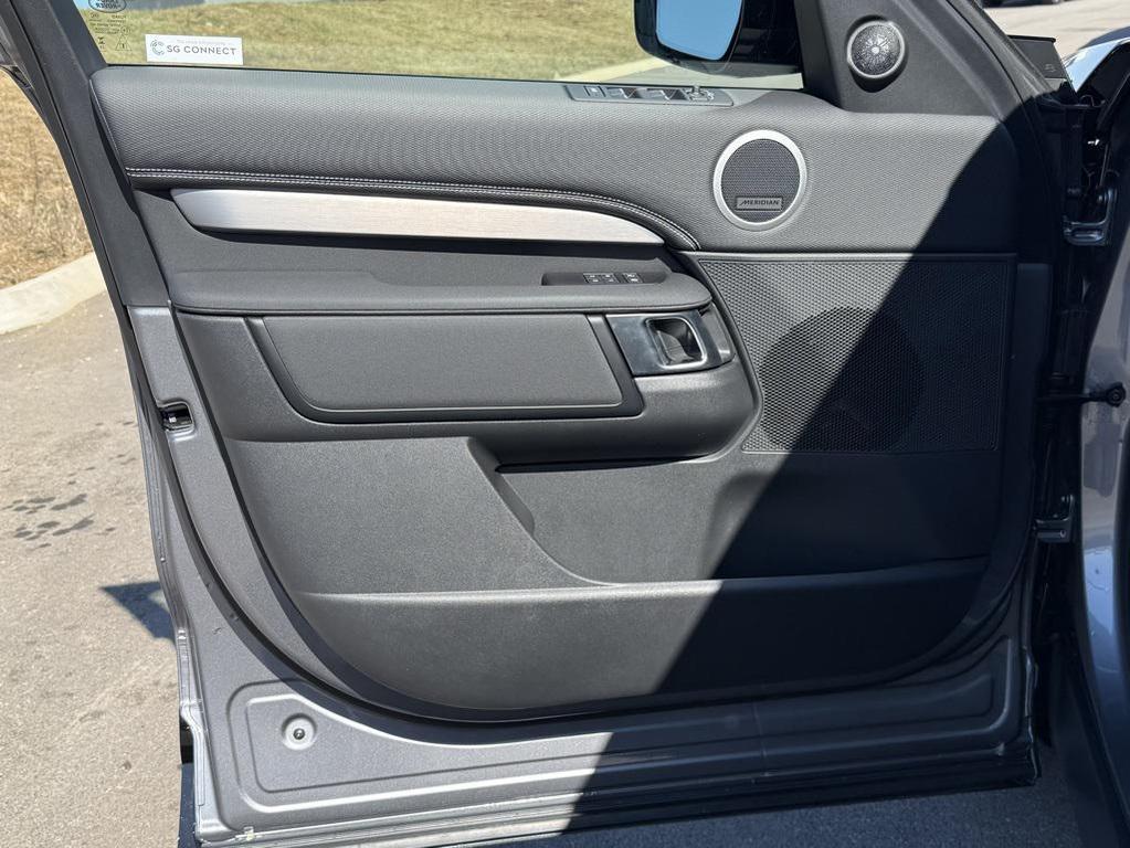 new 2026 Land Rover Discovery car, priced at $77,566