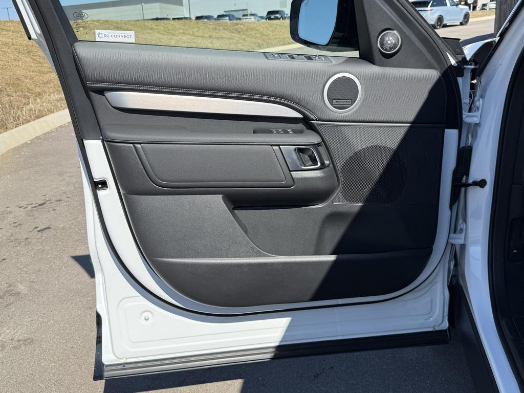 new 2026 Land Rover Discovery car, priced at $77,566