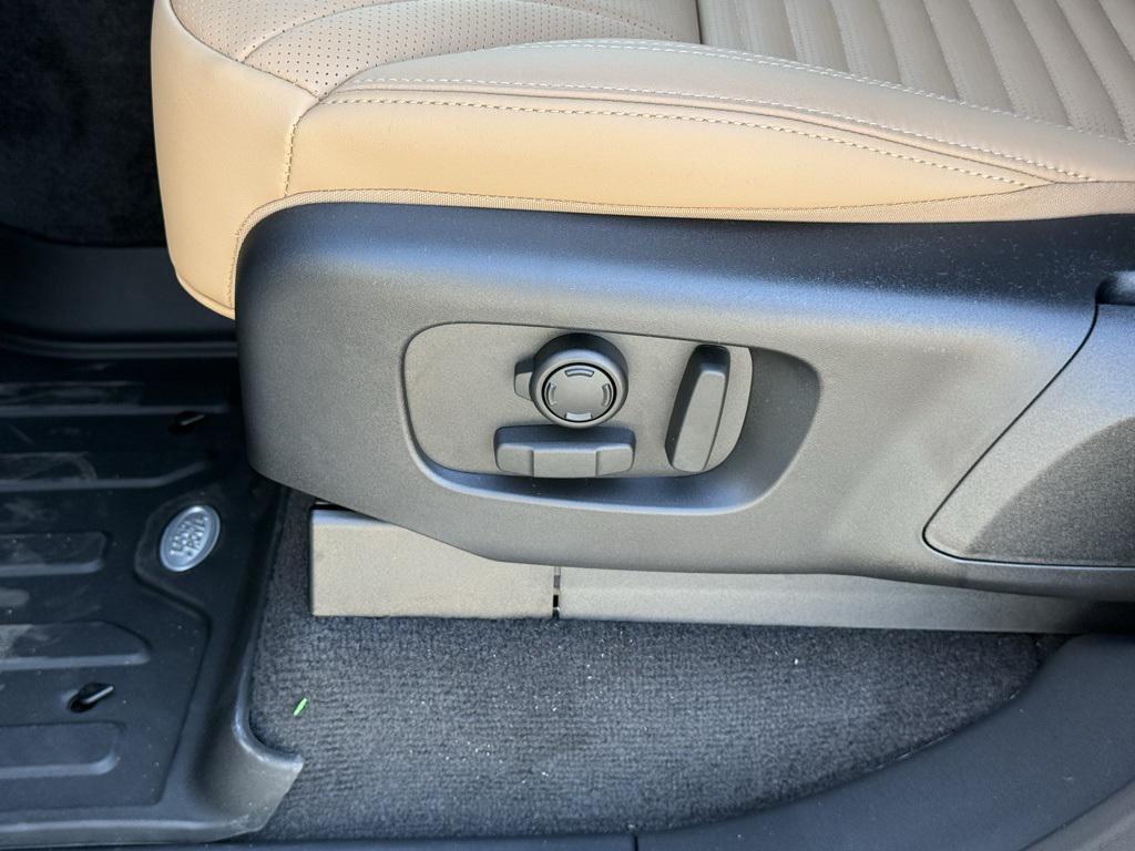 new 2026 Land Rover Discovery car, priced at $77,566