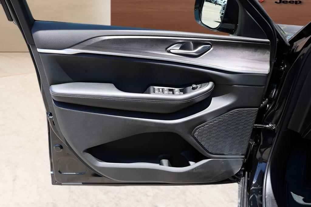 new 2026 Jeep Grand Cherokee car, priced at $45,624
