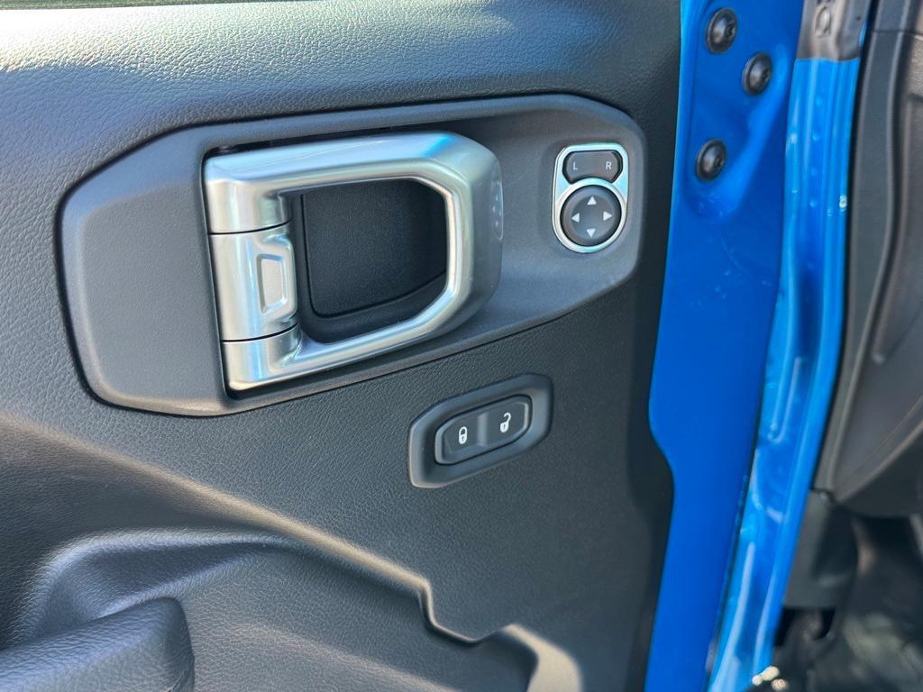 new 2025 Jeep Gladiator car, priced at $48,685