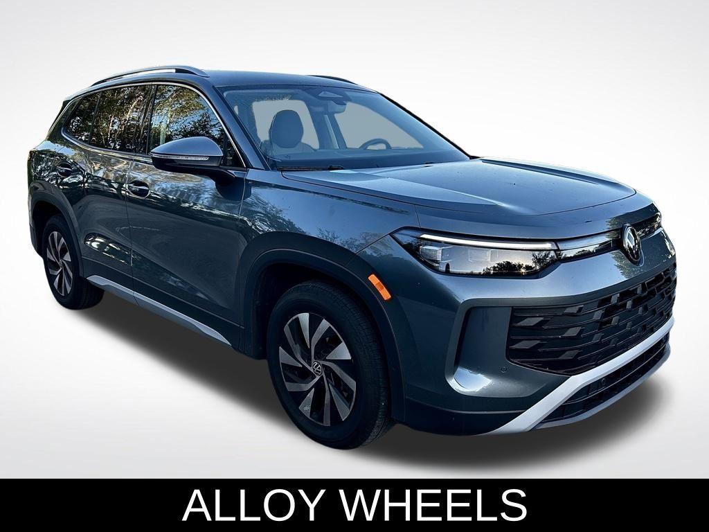 used 2025 Volkswagen Tiguan car, priced at $23,795