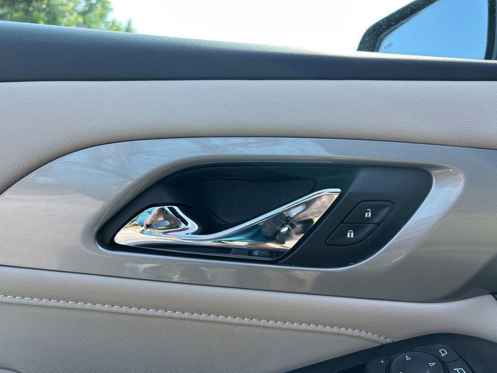 used 2022 Chevrolet Traverse car, priced at $22,998