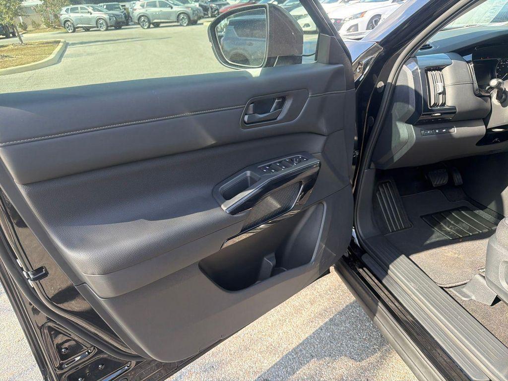 new 2025 Nissan Pathfinder car, priced at $40,111