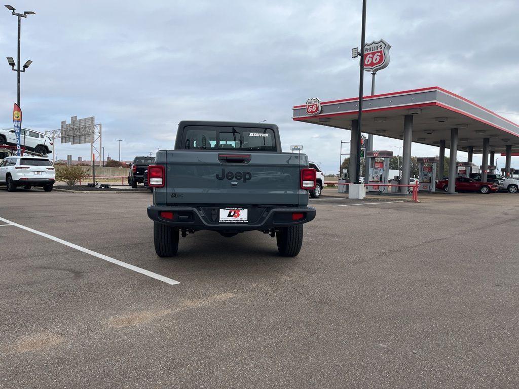 new 2026 Jeep Gladiator car, priced at $42,032