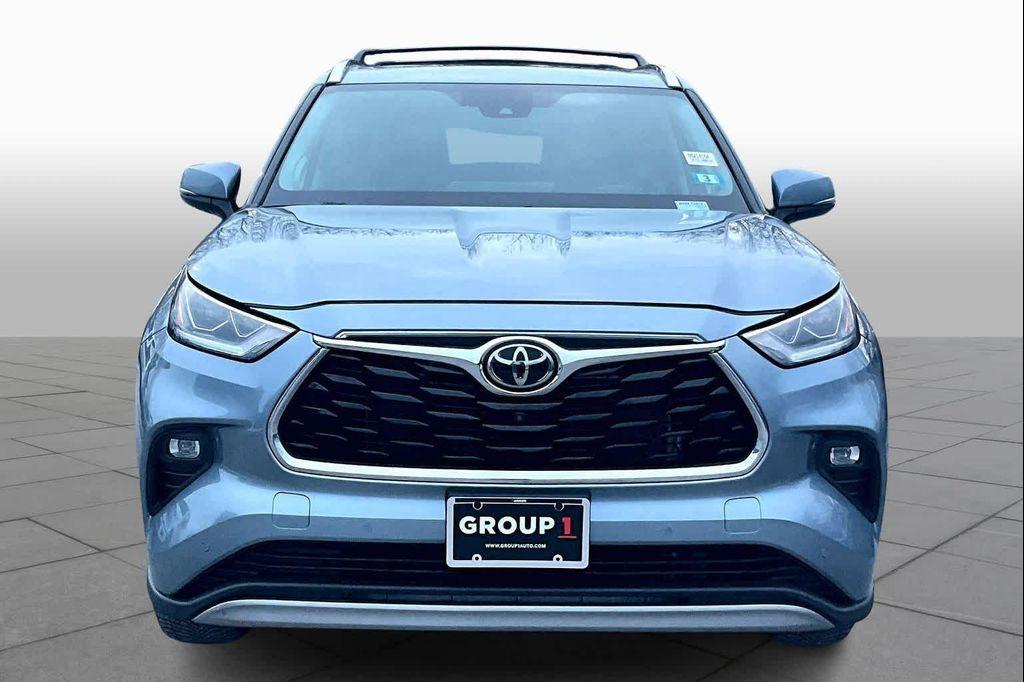 used 2022 Toyota Highlander car, priced at $33,892