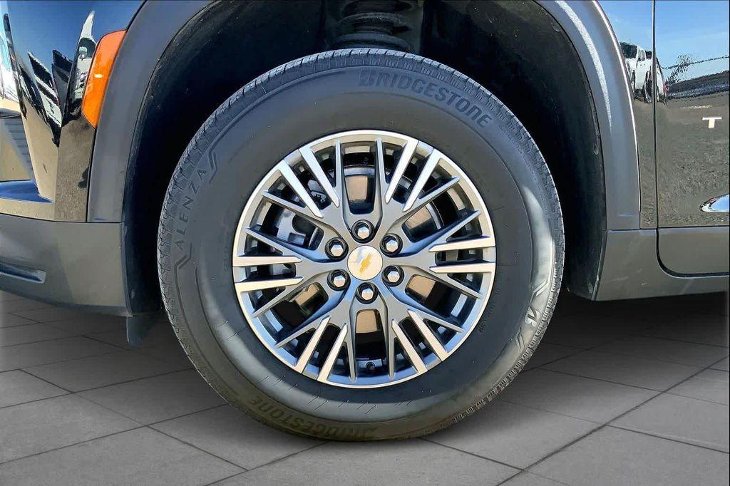 used 2025 Chevrolet Traverse car, priced at $35,599