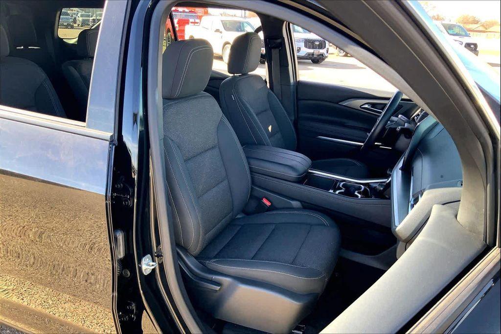 used 2025 Chevrolet Traverse car, priced at $35,599