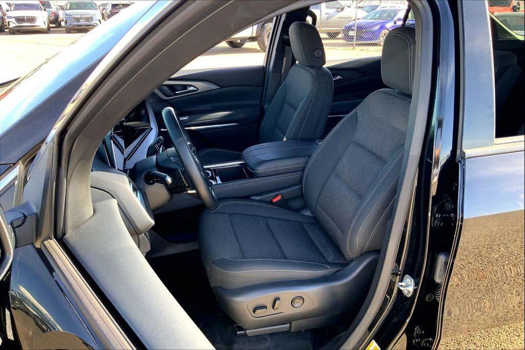 used 2025 Chevrolet Traverse car, priced at $35,599