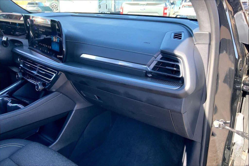 used 2025 Chevrolet Traverse car, priced at $35,599