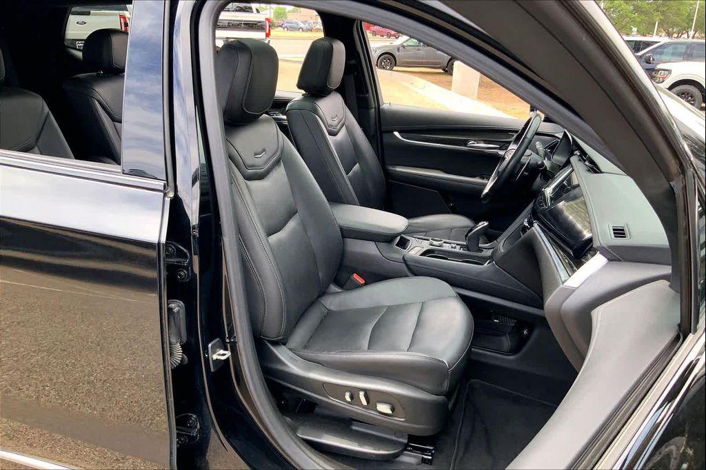 used 2022 Cadillac XT6 car, priced at $36,224