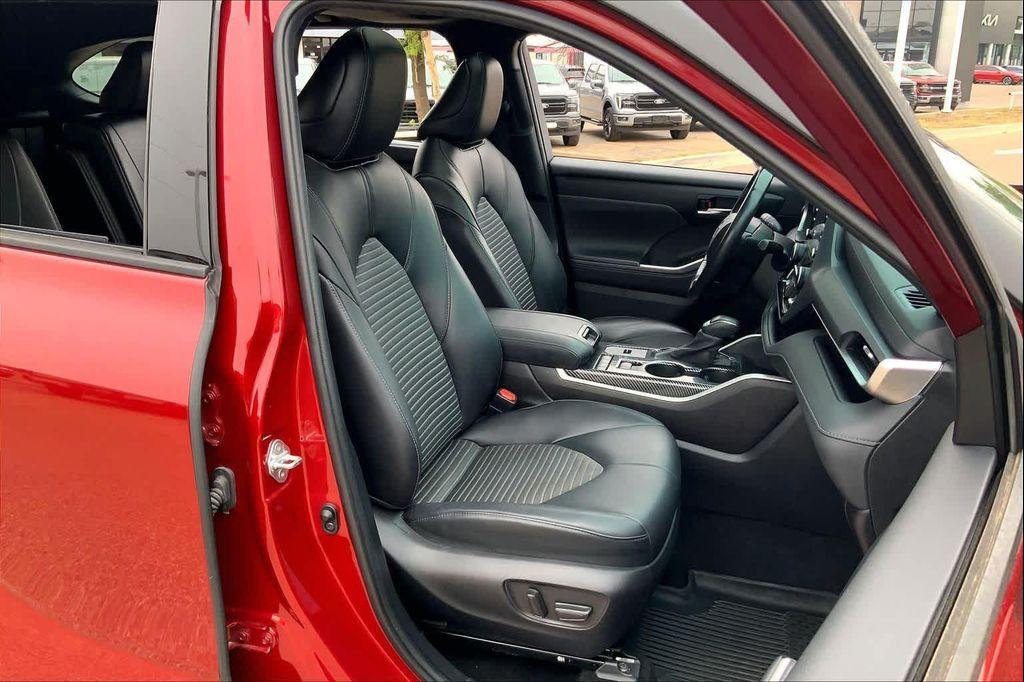used 2022 Toyota Highlander car, priced at $35,824